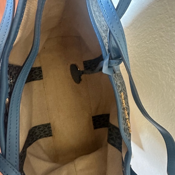 Michael Kors Large Eva Signature Tote - Picture 8 of 11